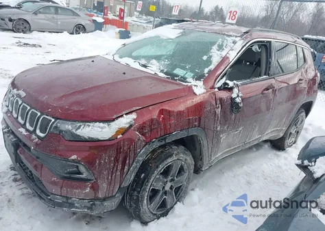 2022 Jeep Compass Latitude 4X4 z USA, uszkodzony, nr VIN 3C4NJDBB7NT102432